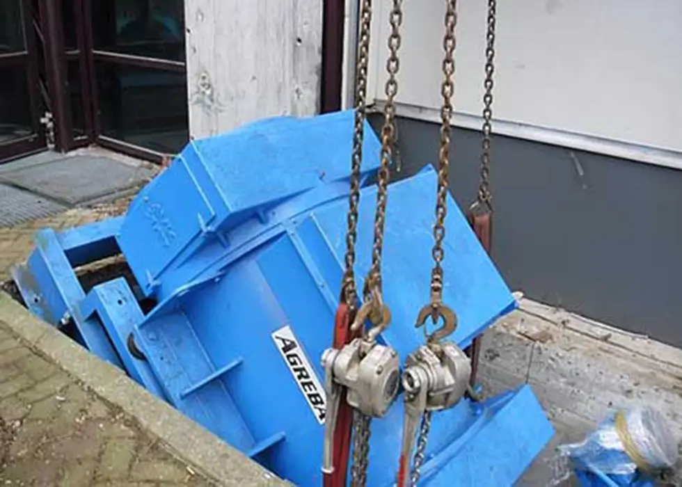 Ein Öltank wird mit einem Kran aus einer Grube gehoben